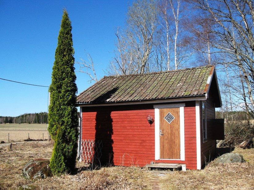 A little red cabin sits on the planes.