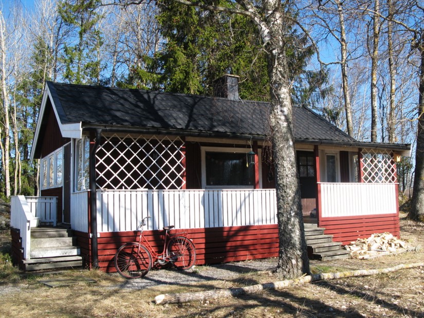 The front side of the cabin has a lovely covered deck.
