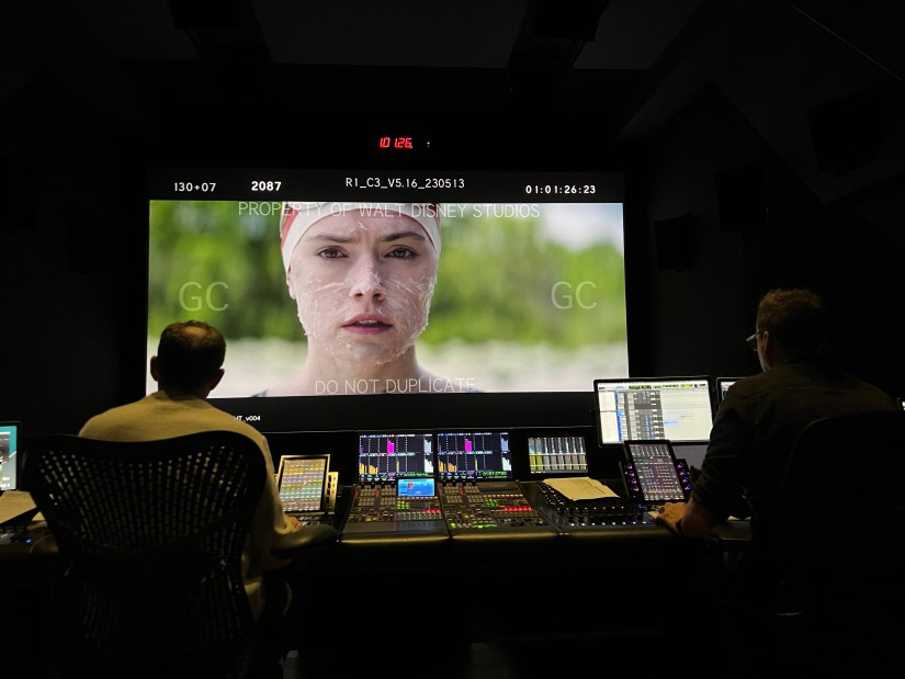 YoungWomanSea_sound-12